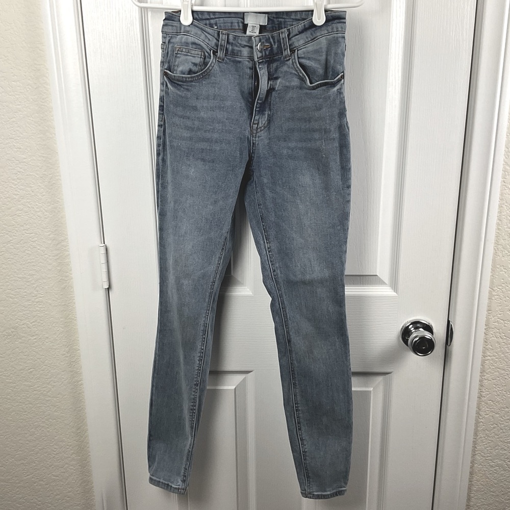 Pre-worn H&M Women’s Mid Rise, Stone Washed, Tapper Leg, Stretch Jeans, Size 6